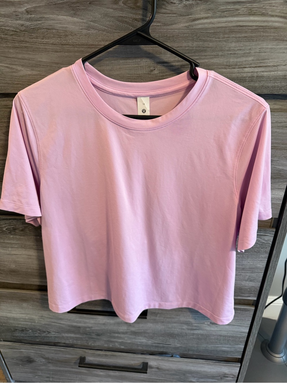 Lululemon Athletica ultralight weight Light Pink Women's cropped Tee